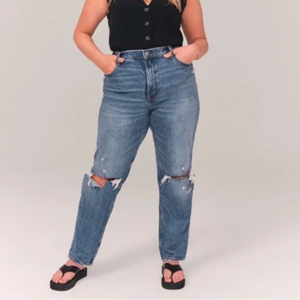 Abercrombie SHORT 90’s Straight Ultra High Rise Distressed Medium Wash Jeans 28